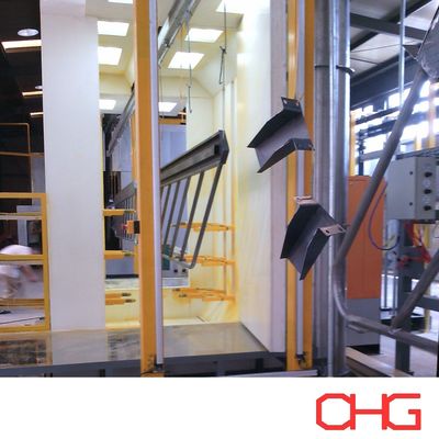 Processo di funzionamento regolare L'apparecchiatura della linea di produzione di rivestimento in polvere con cabina di spruzzatura in PVC e sistema trasportatore